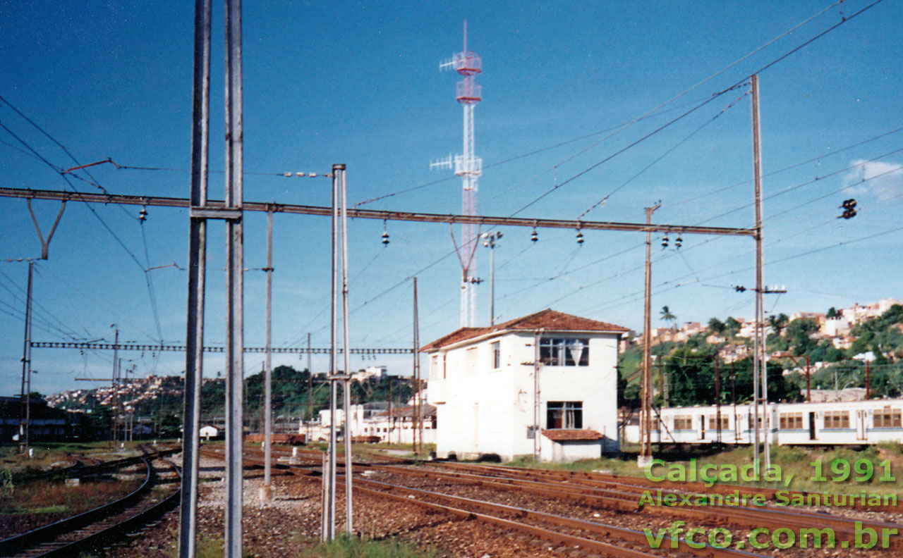 Cabine de sinalização da Calçada, com trem-unidade elétrico estacionado ao fundo