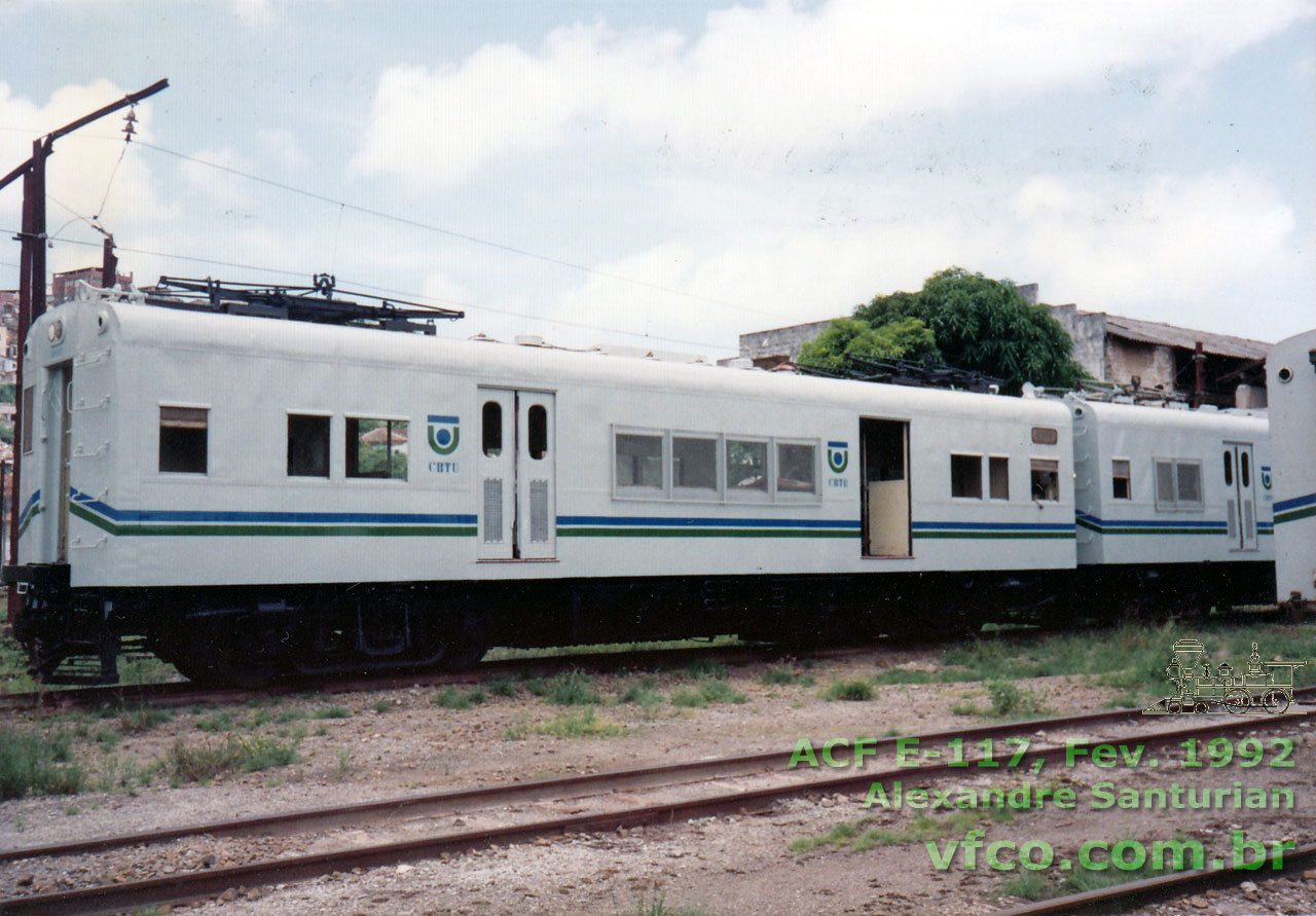 Carro-motor ACF nº E-117 em fase final de reforma, estacionado no lado de fora da antiga oficina de locomotivas elétricas da Calçada