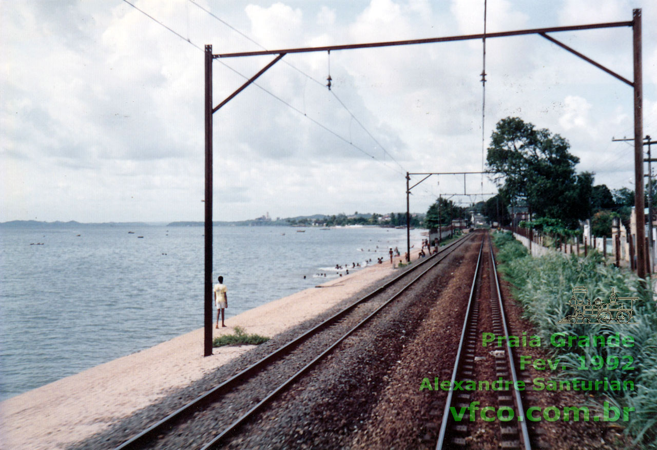 Trilhos do trem suburbano de Salvador na altura da Praia Grande