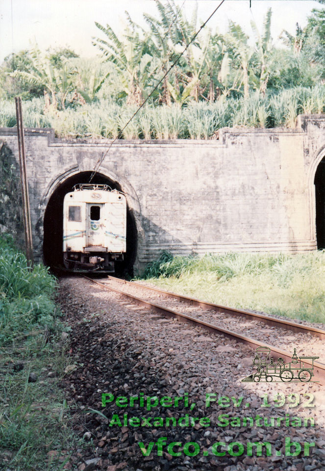 Trem-unidade elétrico saindo do túnel mais antigo de Periperi