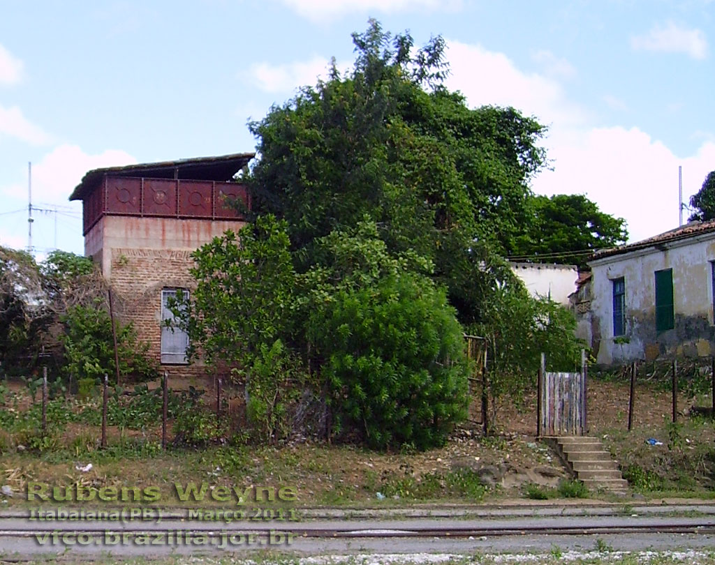 Caixa d'água para abastecimento das antigas locomotivas a vapor, em terreno particular junto ao pátio ferroviário de Triângulo