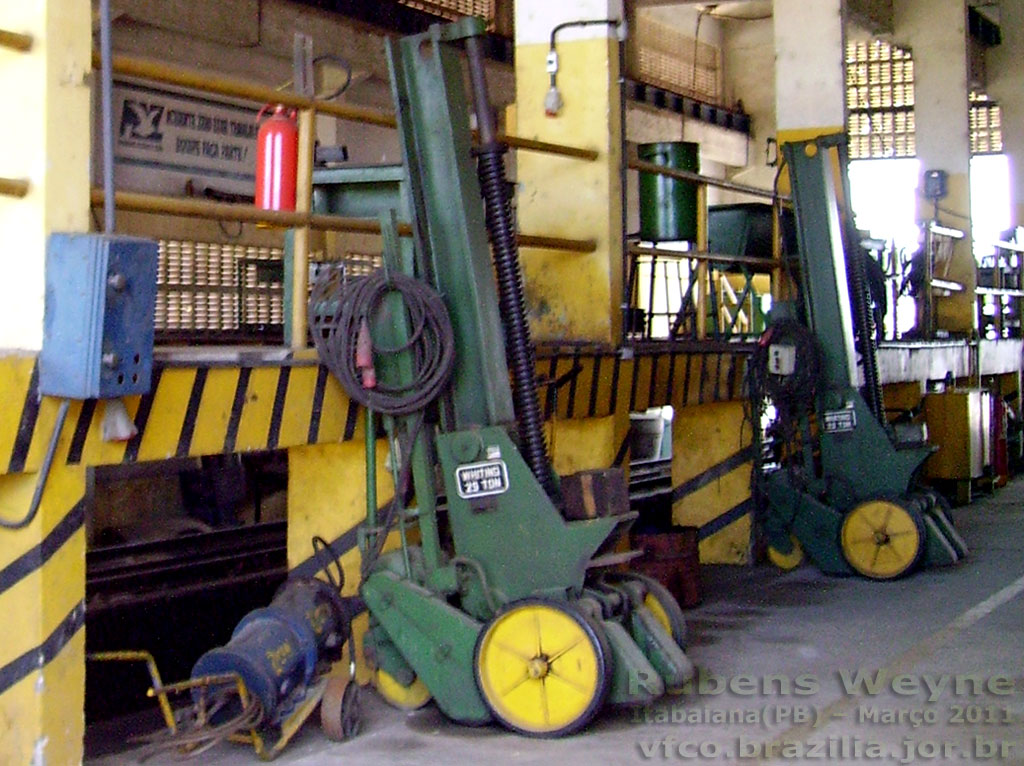 Macacos elétricos na oficina ferroviária de Triângulo