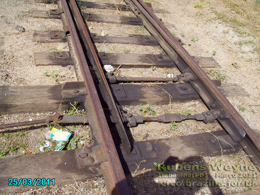 Detalhe das "agulhas"  pontas de trilhos que se movimentam para levar o trem para uma via ou para a outra