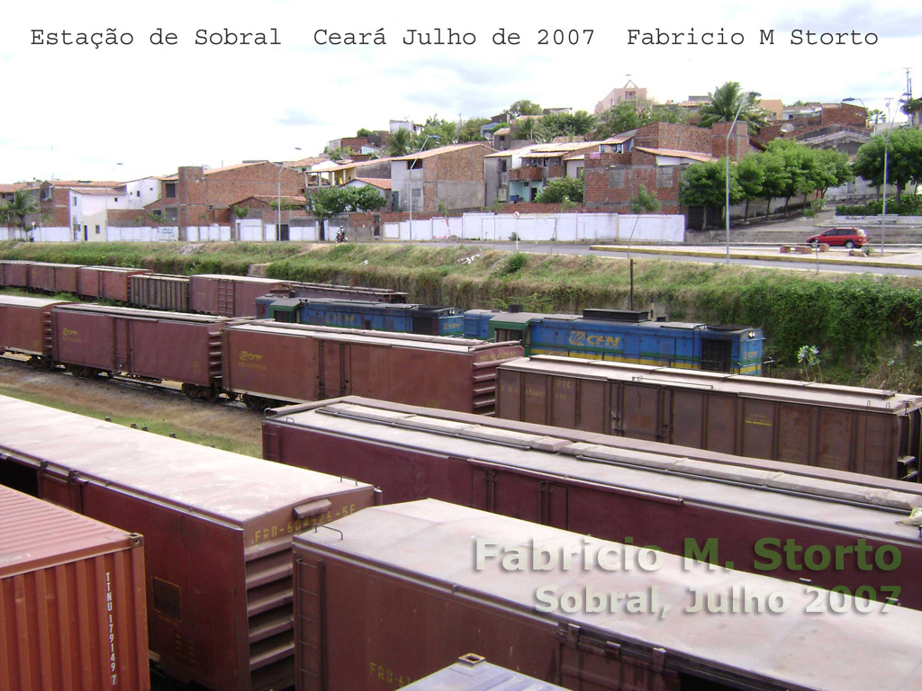 Outra vista da locomotiva, acoplada a outra não identificada