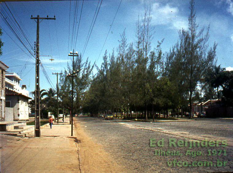 Rua de Ilhéus com os trilhos  da ferrovia