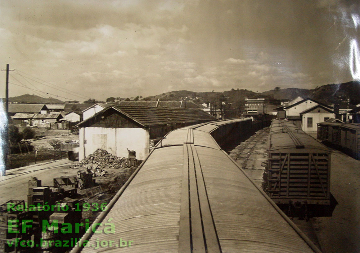 Vista do teto dos novos vagões fechados da Estrada de Ferro Maricá