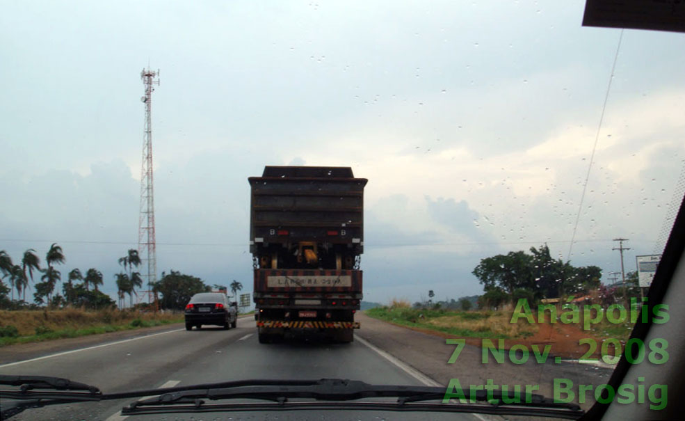 Vagão gôndola da Estrada de Ferro Carajás transportado sobre carreta entre Goiânia e Anápolis em 2008