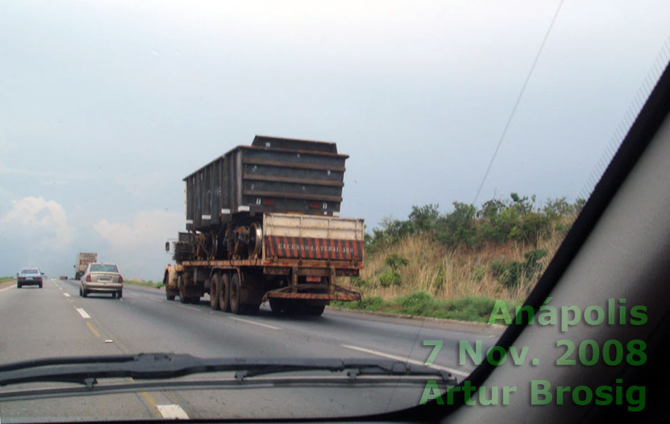 Vagão gôndola da Estrada de Ferro Carajás transportado sobre carreta entre Goiânia e Anápolis em 2008