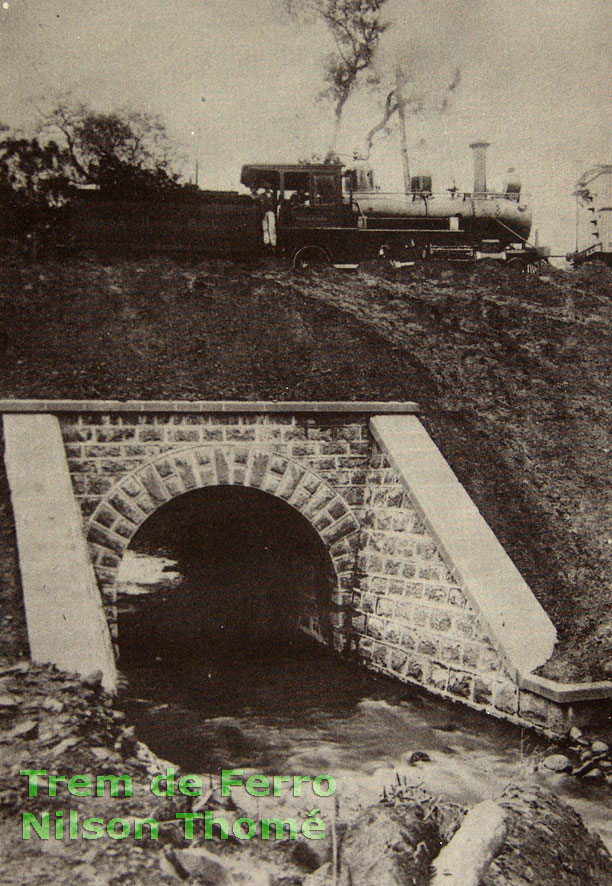 Locomotiva sobre bueiro de pedra