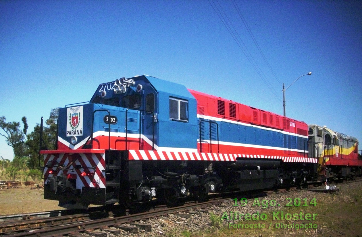 Locomotiva MX620 nº 2702 na nova pintura Ferroeste, com o escudo do Paraná