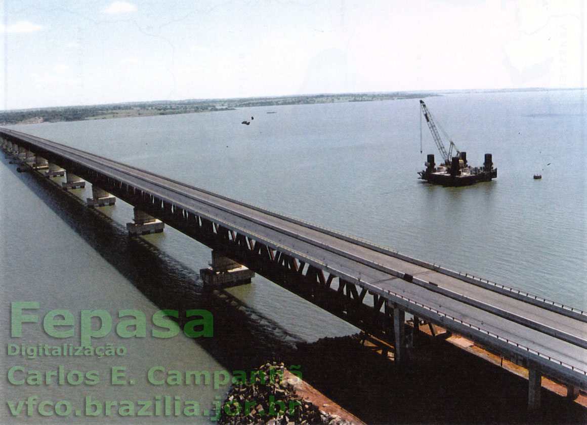 Plataforma flutuante utilizada para execução das fundações da ponte rodoferroviária