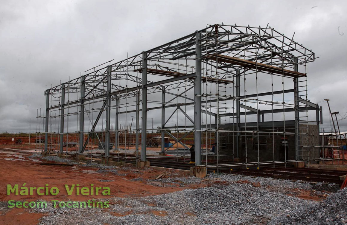 Galpão de manutenção de locomotivas da Ferrovia Norte-Sul, em construção em Colinas, em Maio de 2011