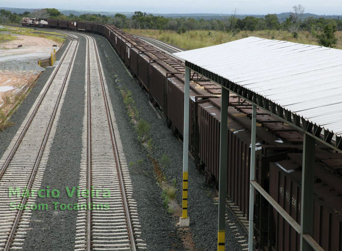 Locomotiva posicionando os vagões (quatro de cada vez) para serem carregados com soja