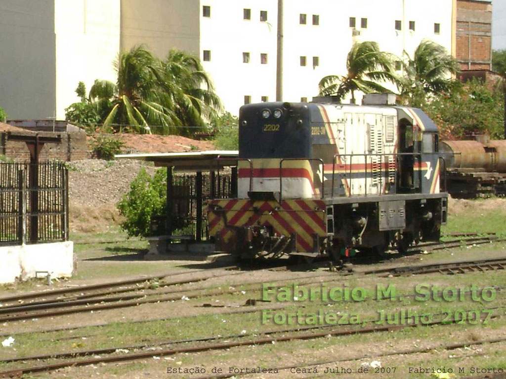 Locomotiva U10B nº 2202 fotografada de longe, no posto de abastecimento
