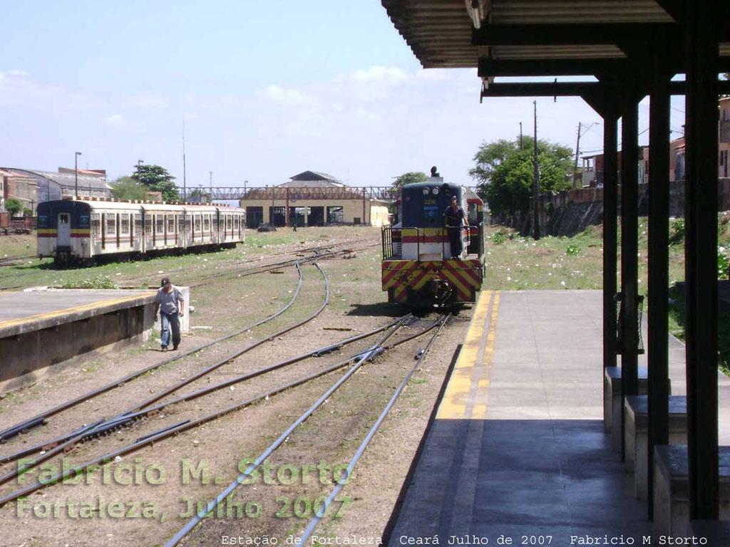 Locomotiva U10B nº 2216 ultrapassa o desvio e prepara-se para recuar pelos trilhos da plataforma à direita