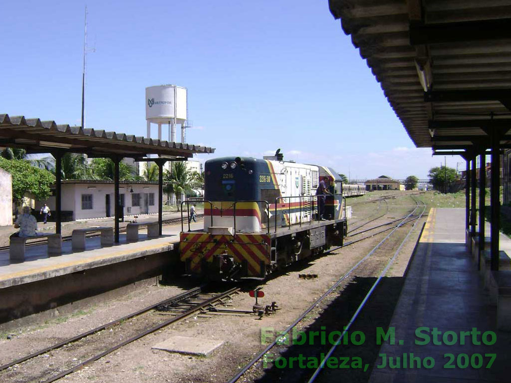 Locomotiva U10B nº 2216 avança em direção ao pátio das oficinas para manobrar no desvio para os trilhos à direita