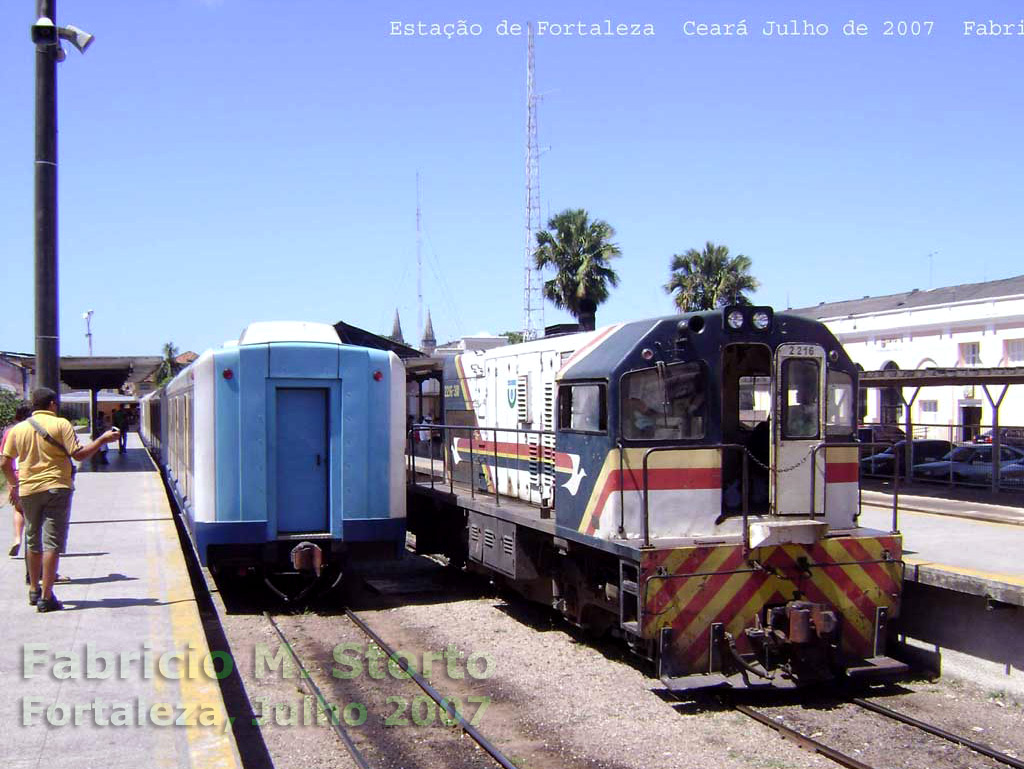 Loomotiva U10B nº 2216 da CBTU manobrando nos trilhos da outra plataforma para posicionar-se à frente do trem