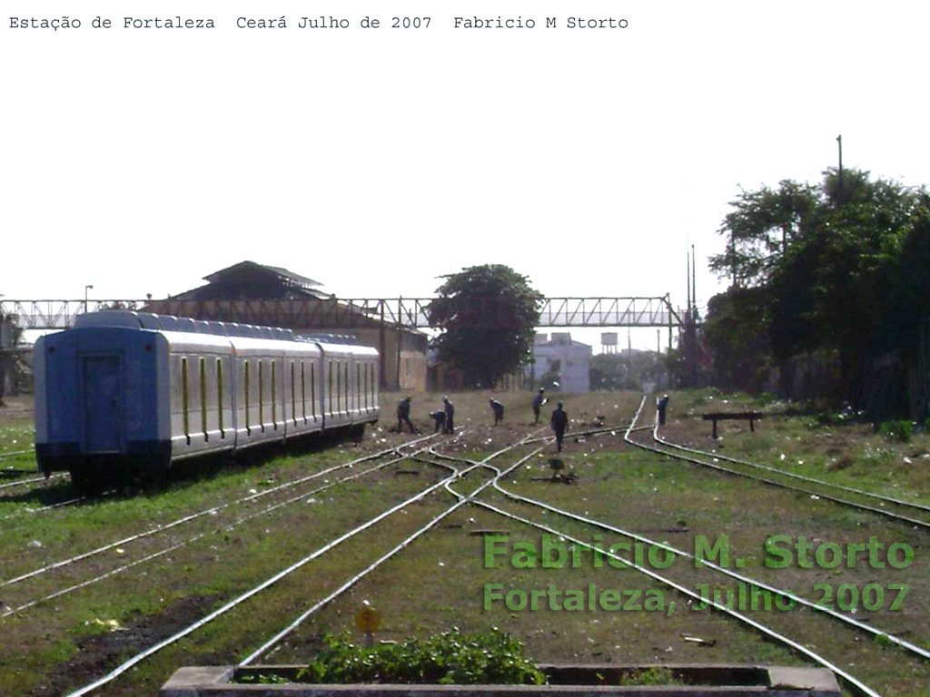 Limpeza do pátio ferroviário, nas proximidades da passarela