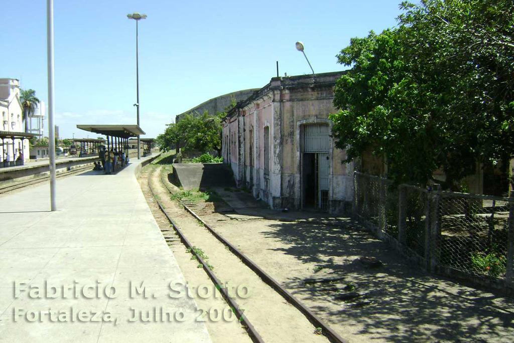 Trilhos de manobra entre uma das plataformas e outro prédio do conjunto das oficinas da ferrovia cearense