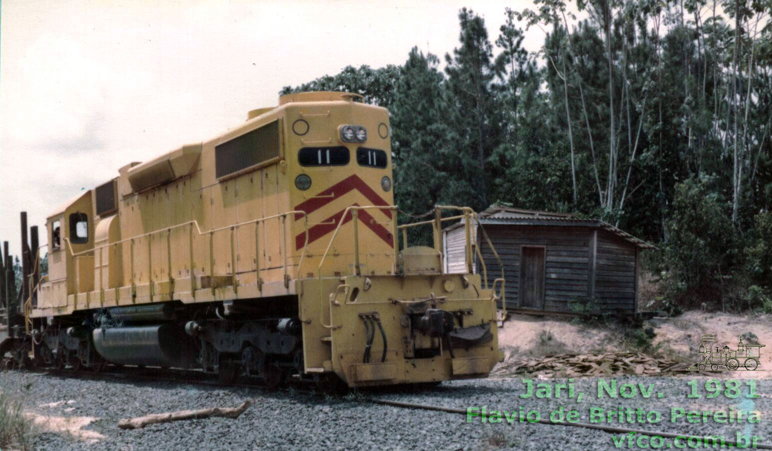 Locomotiva SD8-2 número 11 cruzando a via rodoviária principal que liga a cidade de Monte Dourado ao Planalto e Aeroporto