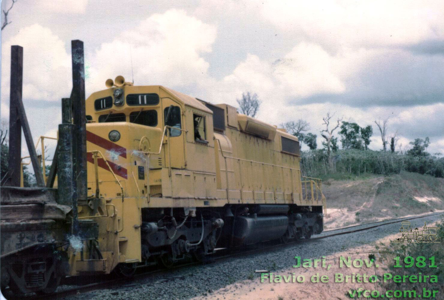 Locomotiva SD38-2 número 11 a caminho do pátio de São Miguel