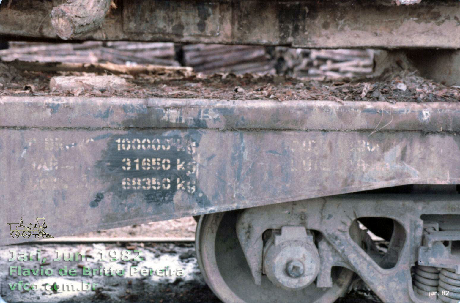 Detalhe de um dos 86 vagões plataforma da Estrada de Ferro Jari, com as inscrições de peso bruto, tara e peso líquido