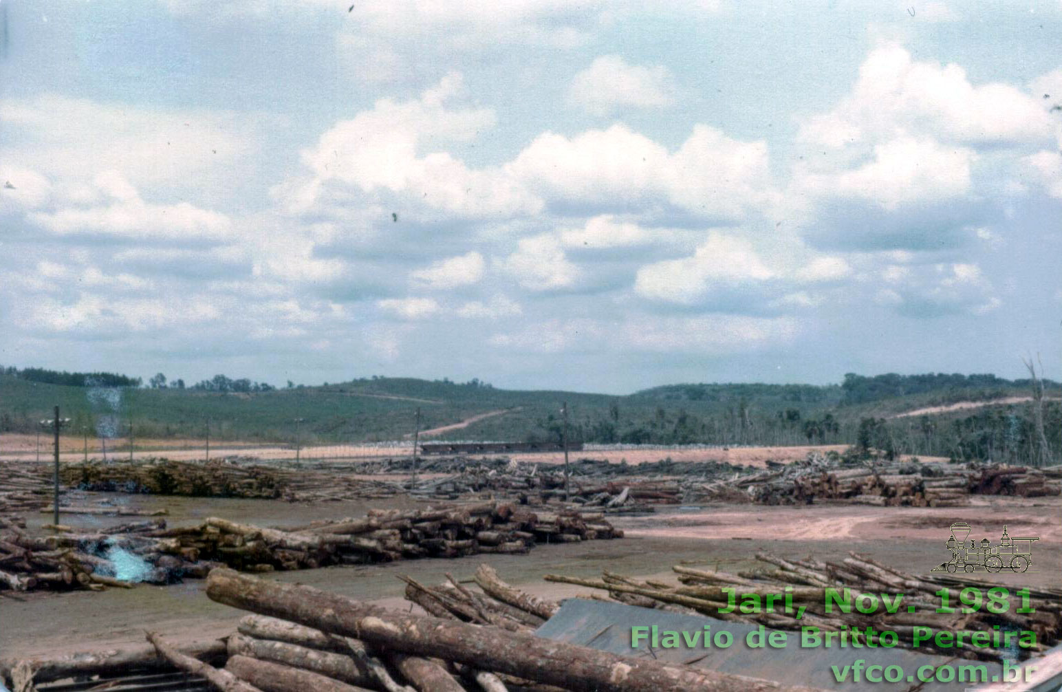 Vagões hopper alugados da Estrada de Ferro Amapá para o transporte de bauxita na Estrada de Ferro Jari