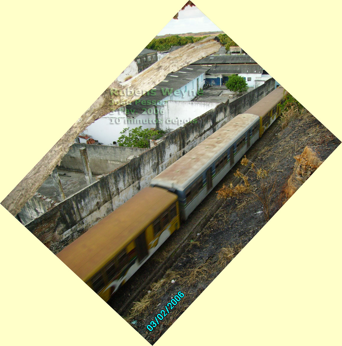 Vista superior do trem de Cabedelo chegando à estação ferroviária de João Pessoa