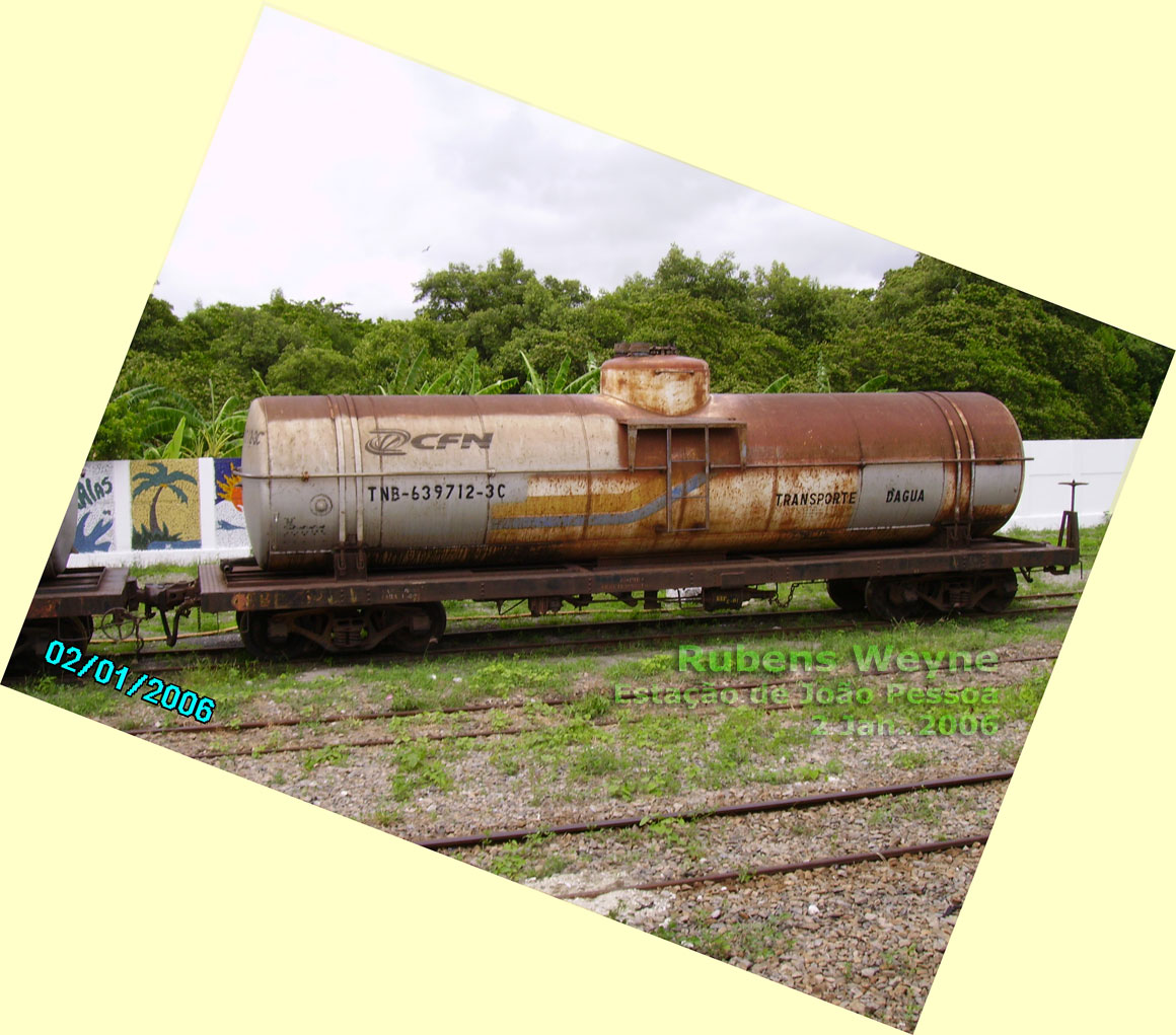 Vista lateral do vagão de água TNB-639712 da CFN - Cia. Ferroviária do Nordeste, nos trilhos da estação de João Pessoa