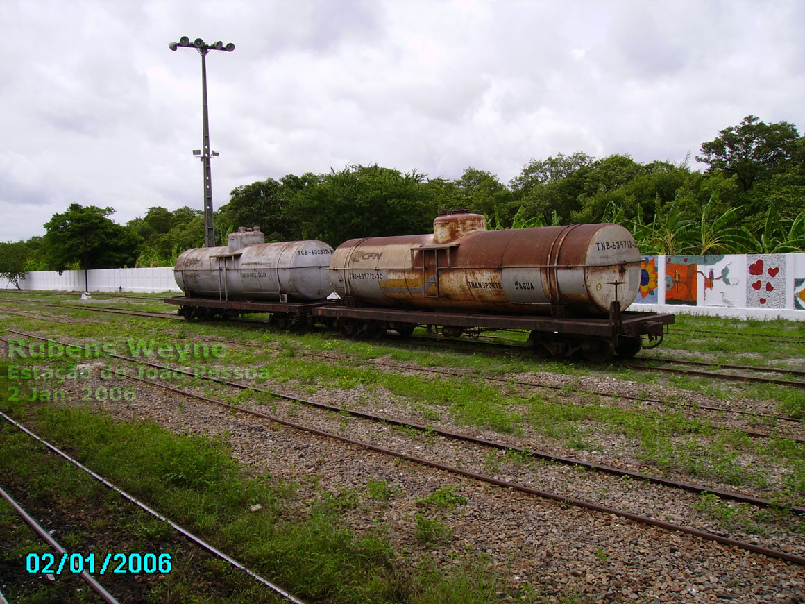 Vagões de água da CFN nos trilhos do pátio ferroviário da estação de João Pessoa