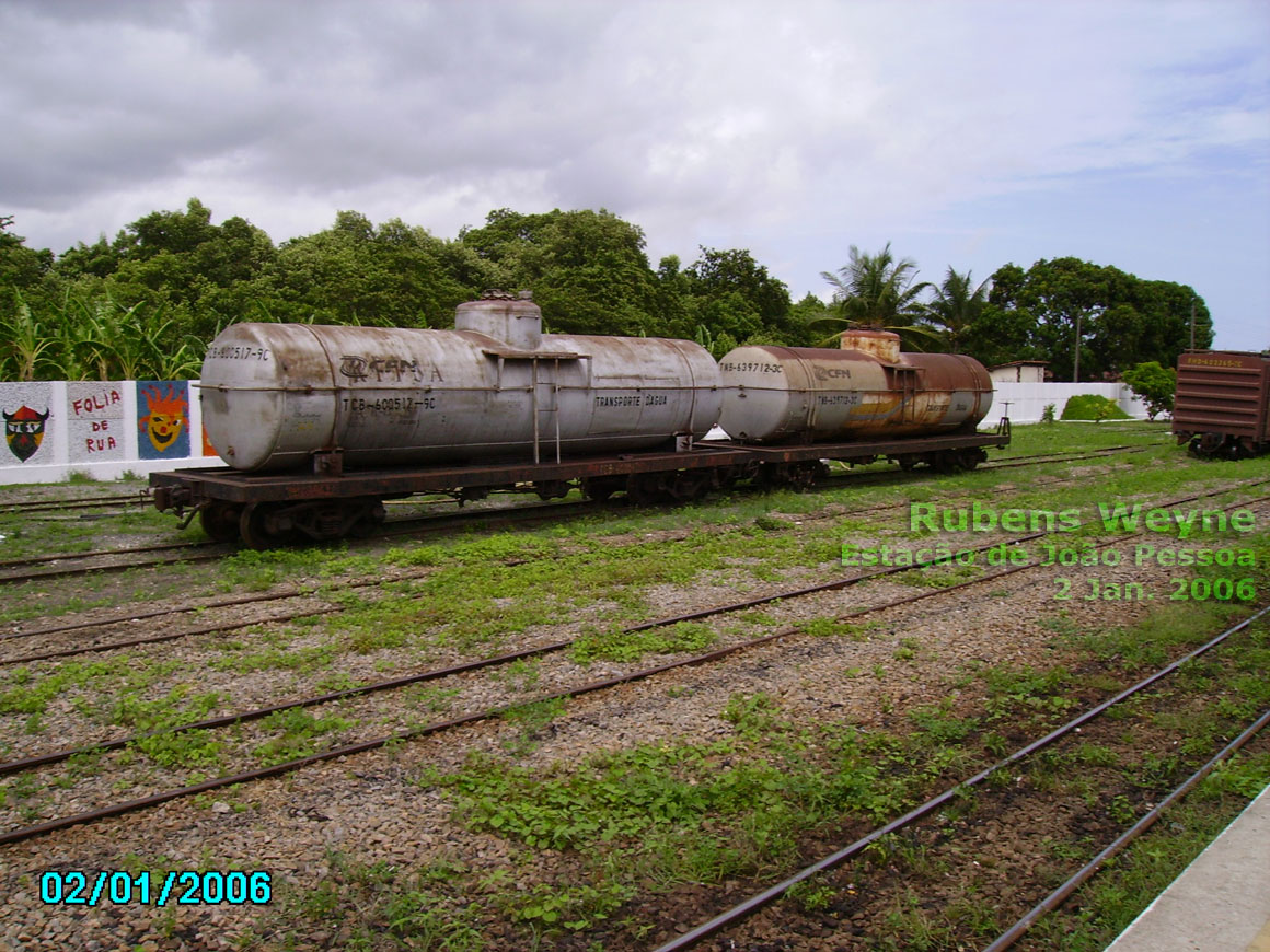 Vagões de água da CFN nos trilhos da estação ferroviária de João Pessoa