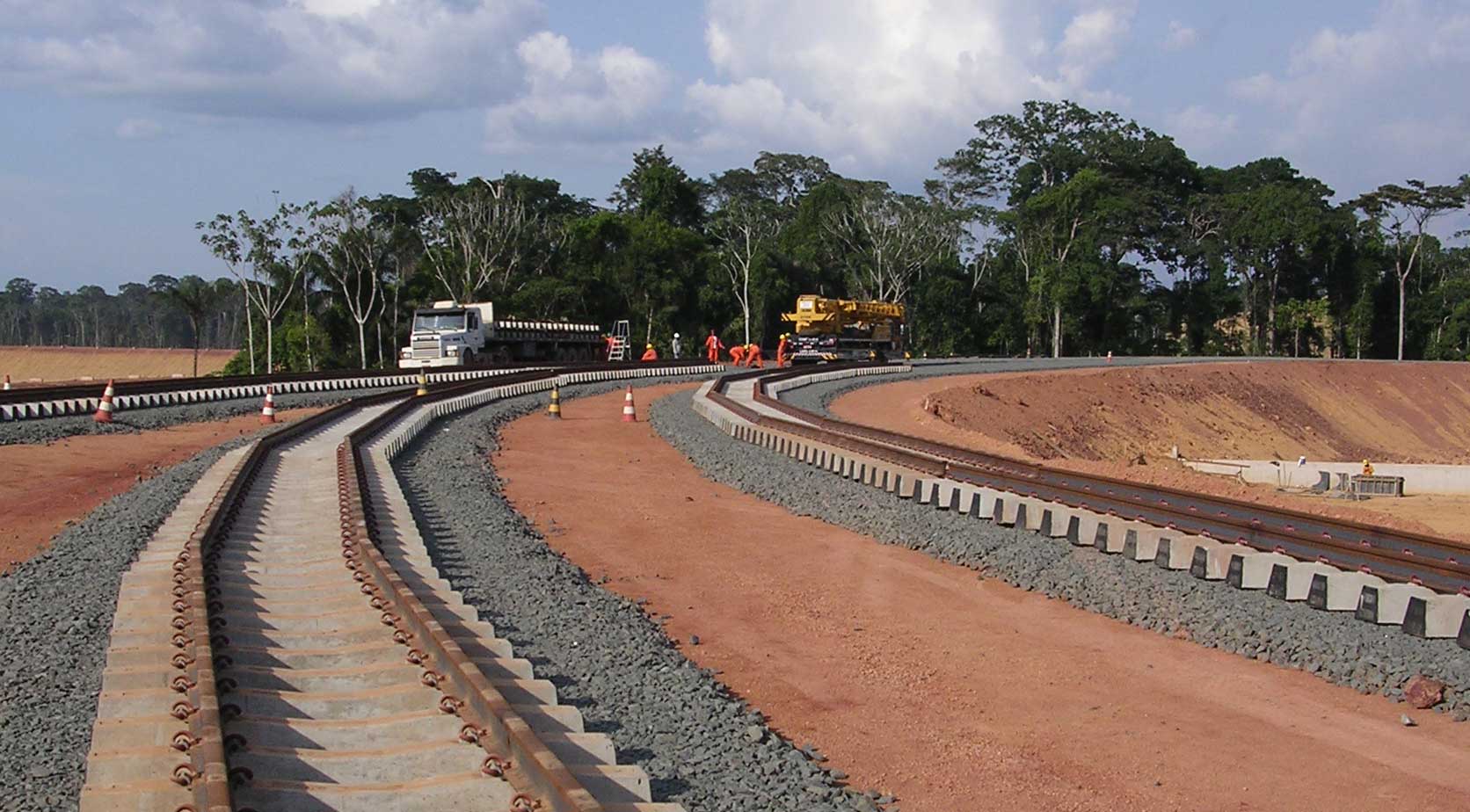 Assentamento dos trilhos da Estrada de Ferro Juruti