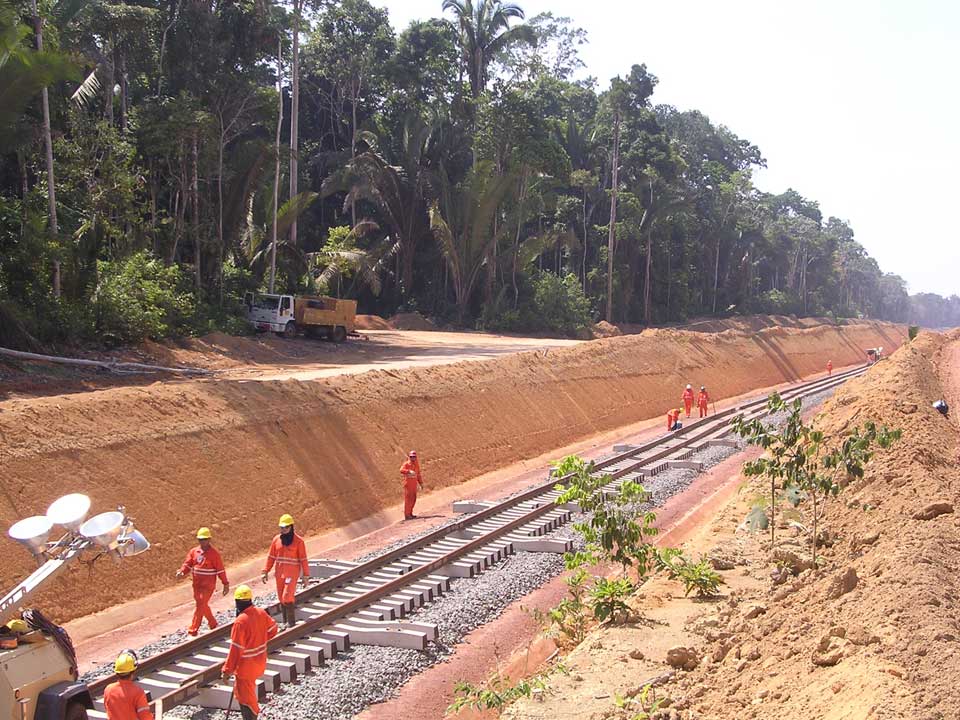 Operários assentando trilhos e dormentes da Estrada de Ferro Juruti