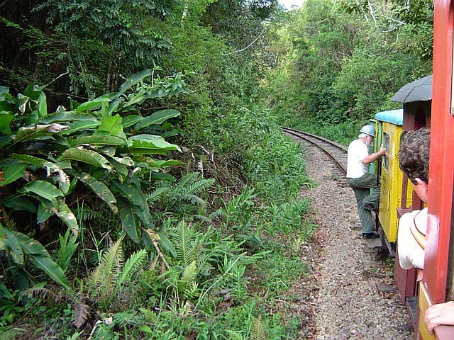 Falha do auto-de-linha nos trilhos a 10 km da estação ferroviária de Antonina