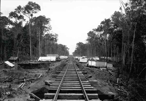 Acampamento ao longo da ferrovia Madeira-Mamoré, durante a construção
