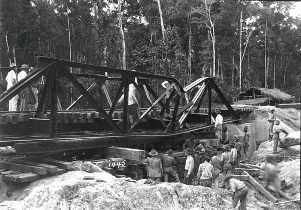 Reparo de uma ponte em trecho da ferrovia Madeira-Mamoré