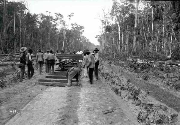 Assentamento de dormentes e trilhos em trecho da ferrovia Madeira-Mamoré