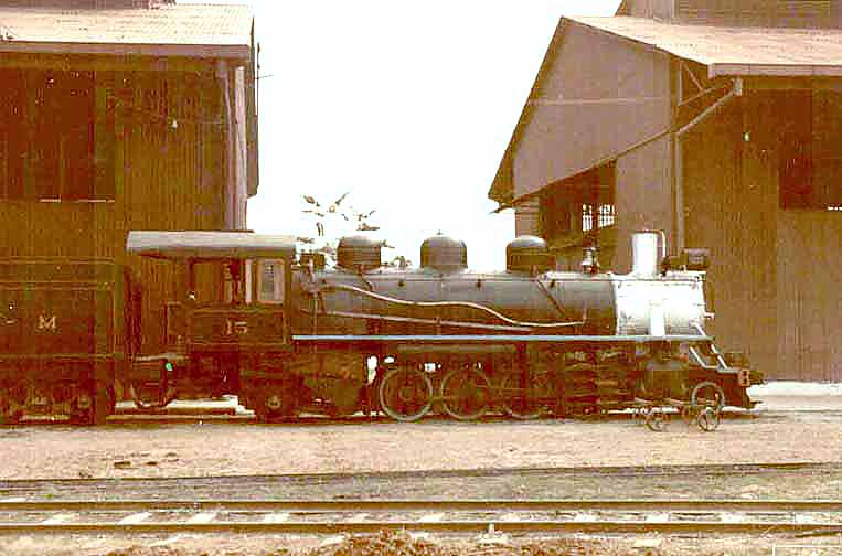 Locomotiva Mikado nº nos trilhos entre os galpões das oficinas da ferrovia Madeira-Mamoré