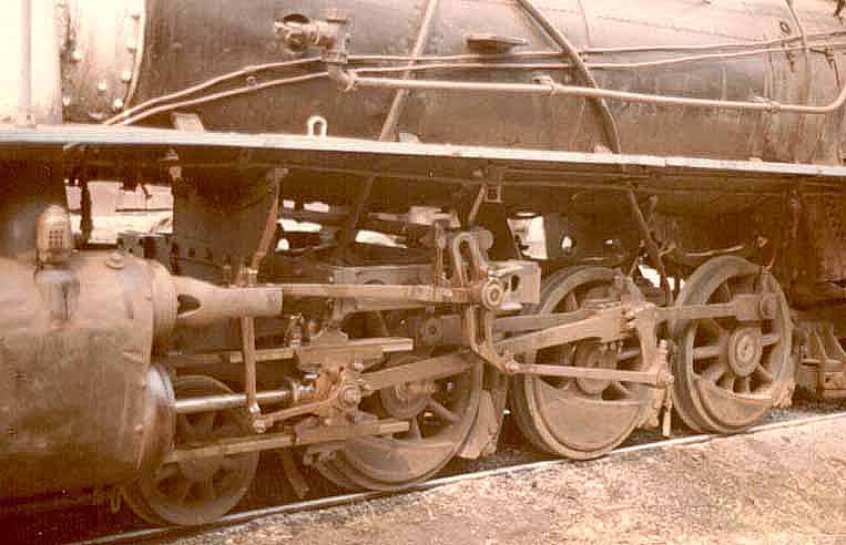 Braçagem de uma locomotiva Pacific nas oficinas da Estrada de Ferro Madeira-Mamoré
