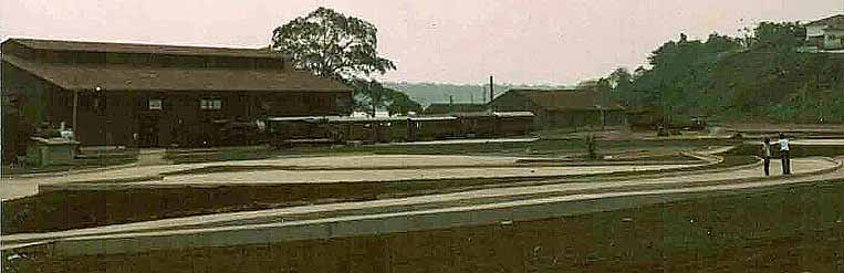 Praça da estação ferroviária de Porto Velho, com a locomotiva de ré preparando-se para partir com o trem turístico