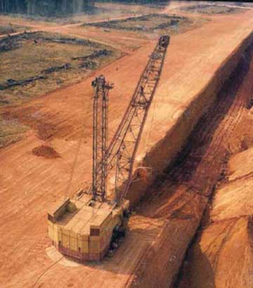 Decapeamento do terreno com dragline para início da lavra de bauxita no rio Trombetas (PA)