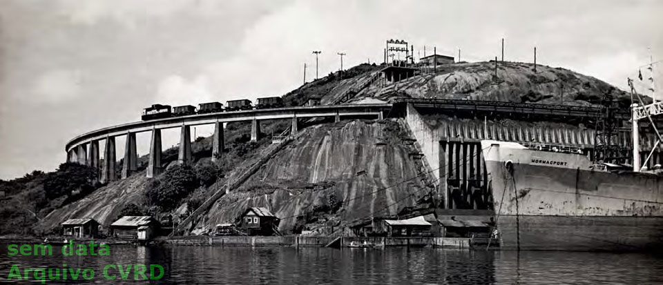 Trem sobre o viaduto de acesso ao descarregador de minério do cais de Atalaia, em Vitória