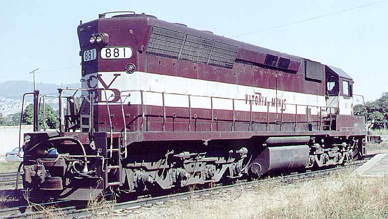 Fotografia da locomotiva DDM45 n° 881 no pátio do Horto Florestal (Belo Horizonte), por José Emílio Buzelin