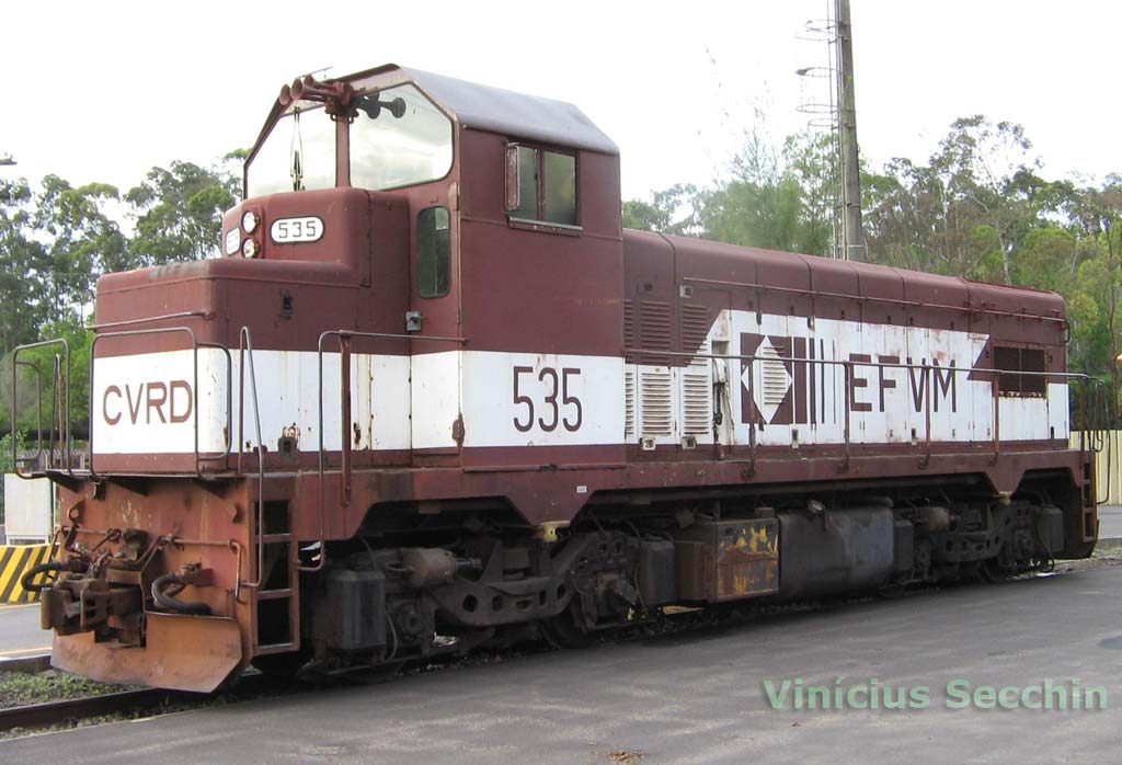 Vista lateral da locomotiva 535 nos trilhos da oficina da ferrovia