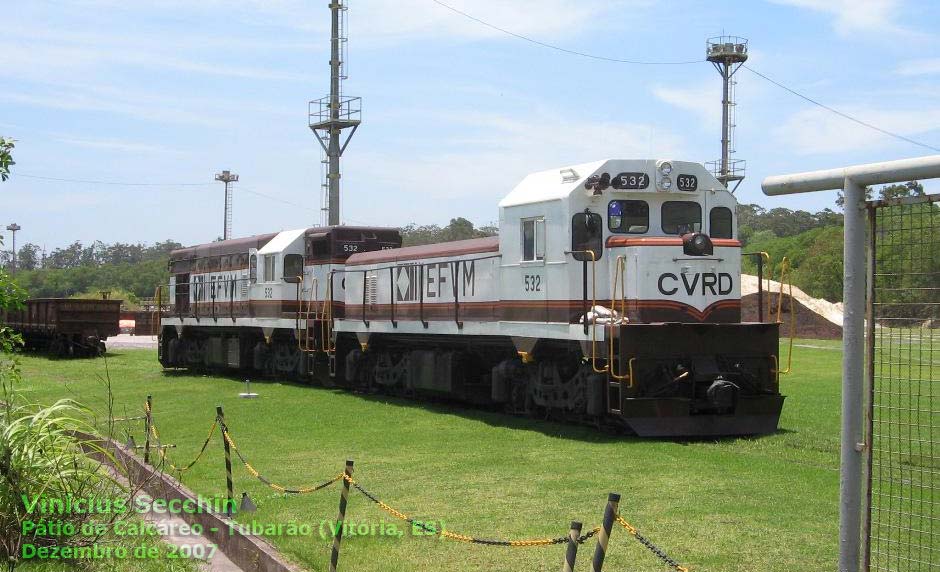 Conjunto Locomotiva G12 + slug nos trilhos da ferrovia em Tubarão