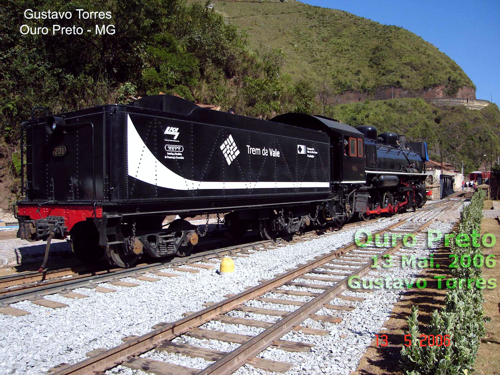 Locomotiva a vapor retornando do virador em direção à caixa d'água