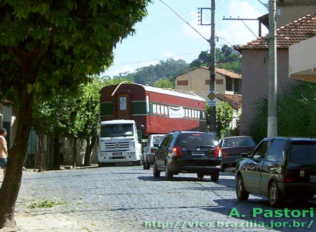 Devido à falta de conexão com qualquer outra ferrovia, vagões e locomotivas tiveram de ser trazidos sobre carretas