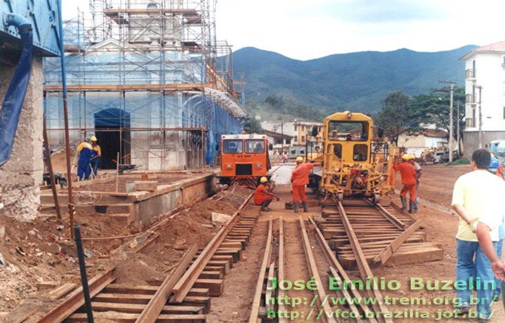 Assentamento dos trilhos para a volta do trem turístico