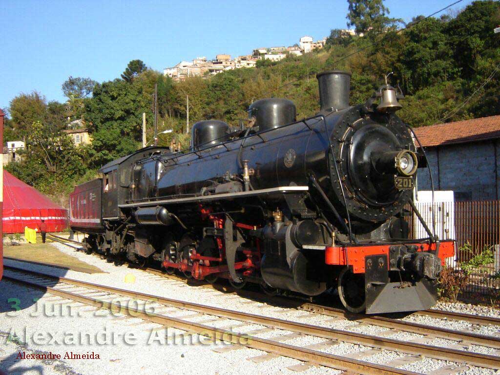 A locomotiva voltando do virador para nova viagem do Trem da Vale