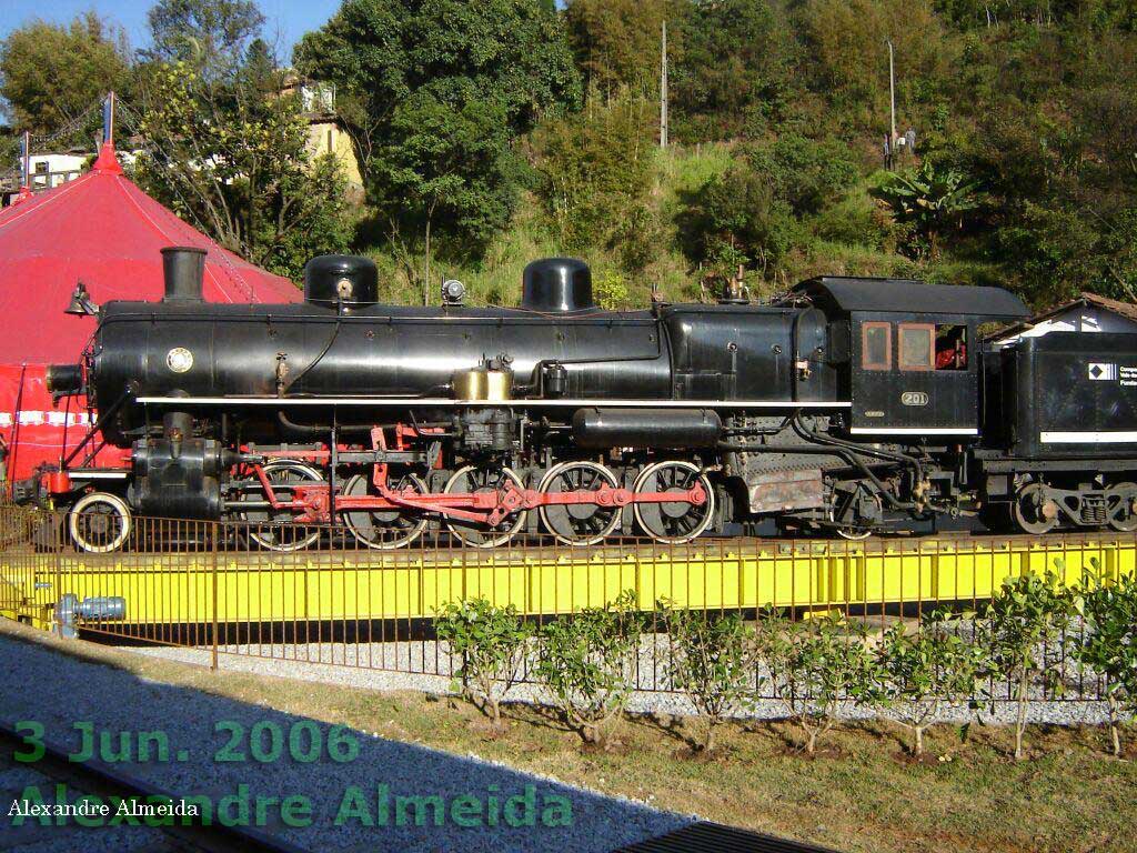 A locomotiva sendo virada no girador para a viagem de volta